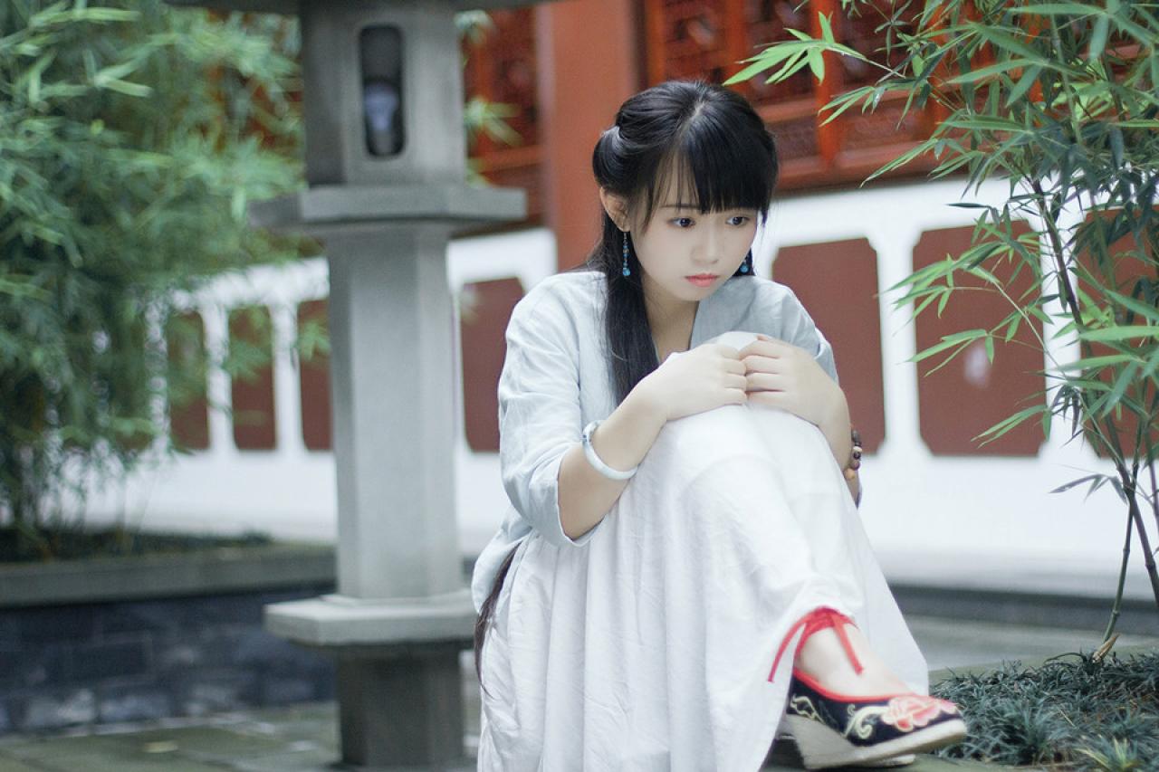 修老虎抱膝失神的神情