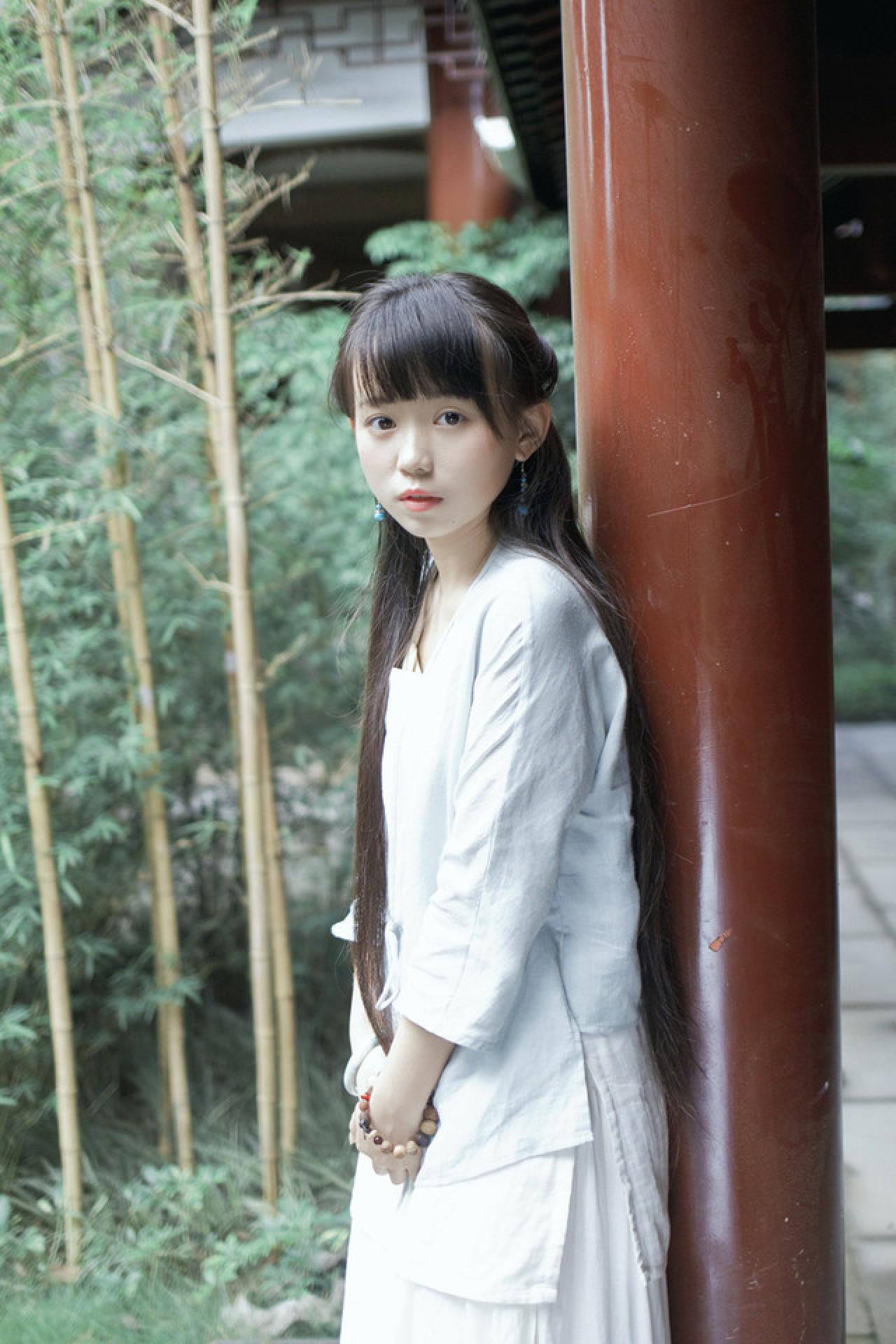 修老虎侧身靠在红色柱子全身照