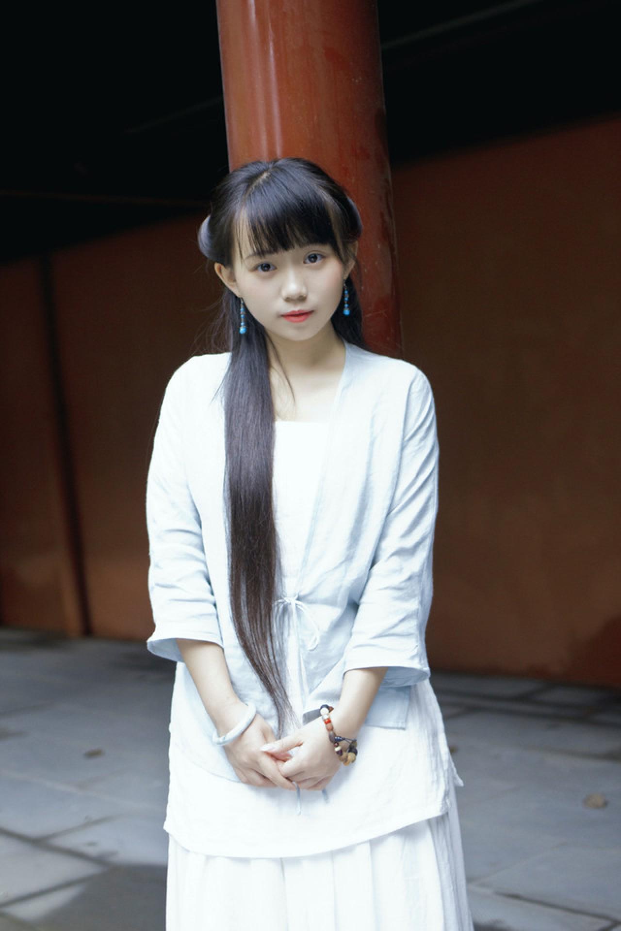 修老虎双手半握放在腰间颔首正面照