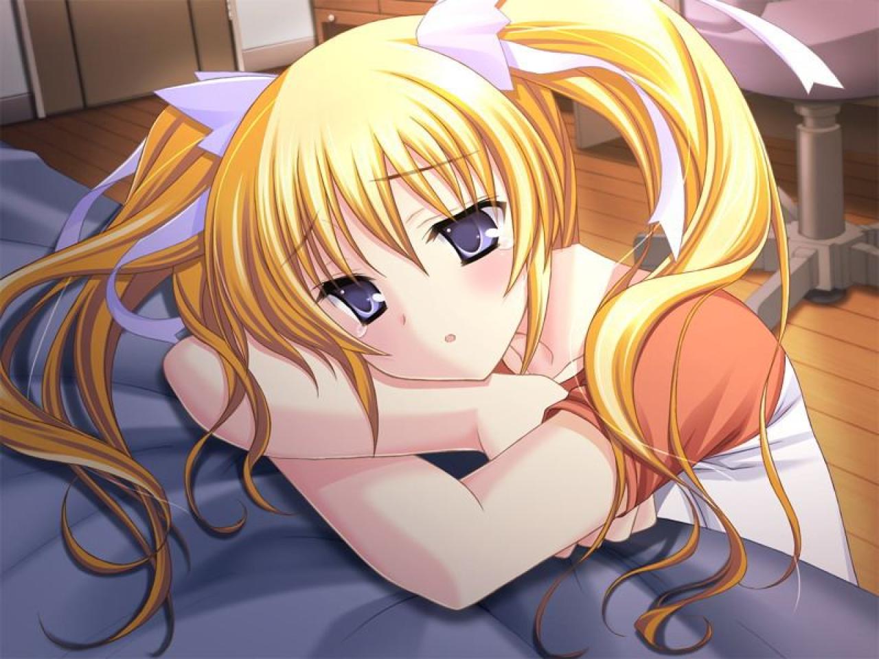 持田菜央疑惑地扒在床上