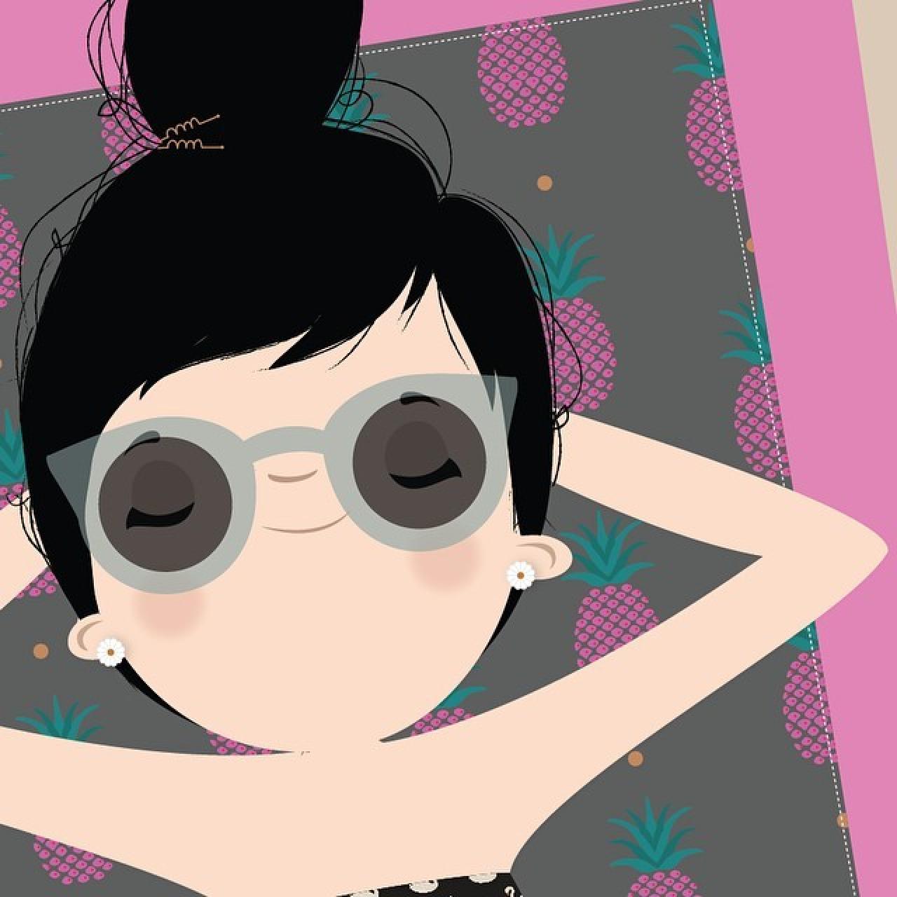 枕着大头躺着惬意休息的可爱女生大头头像