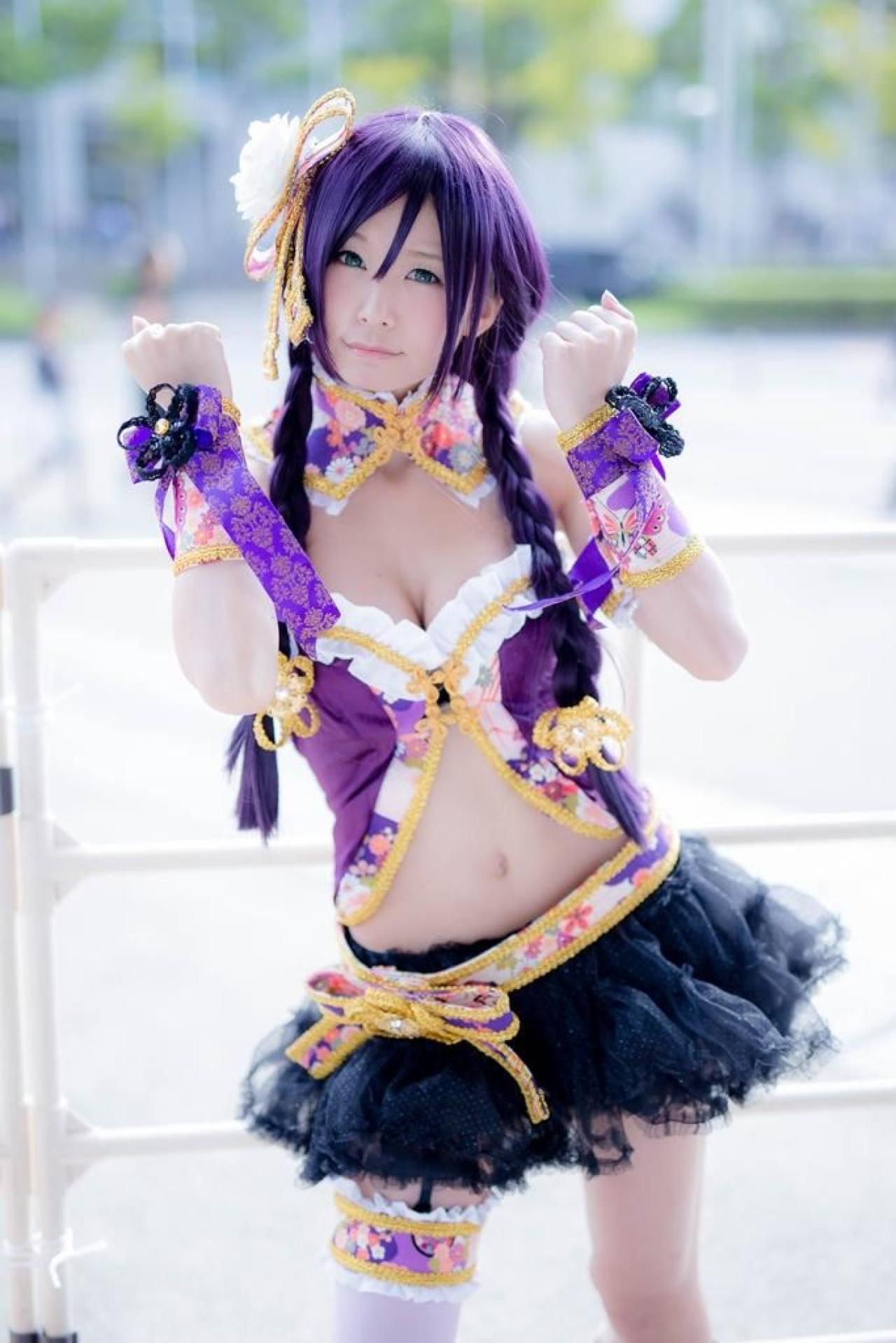 五木あきら扮演东条希双手抬起全身照