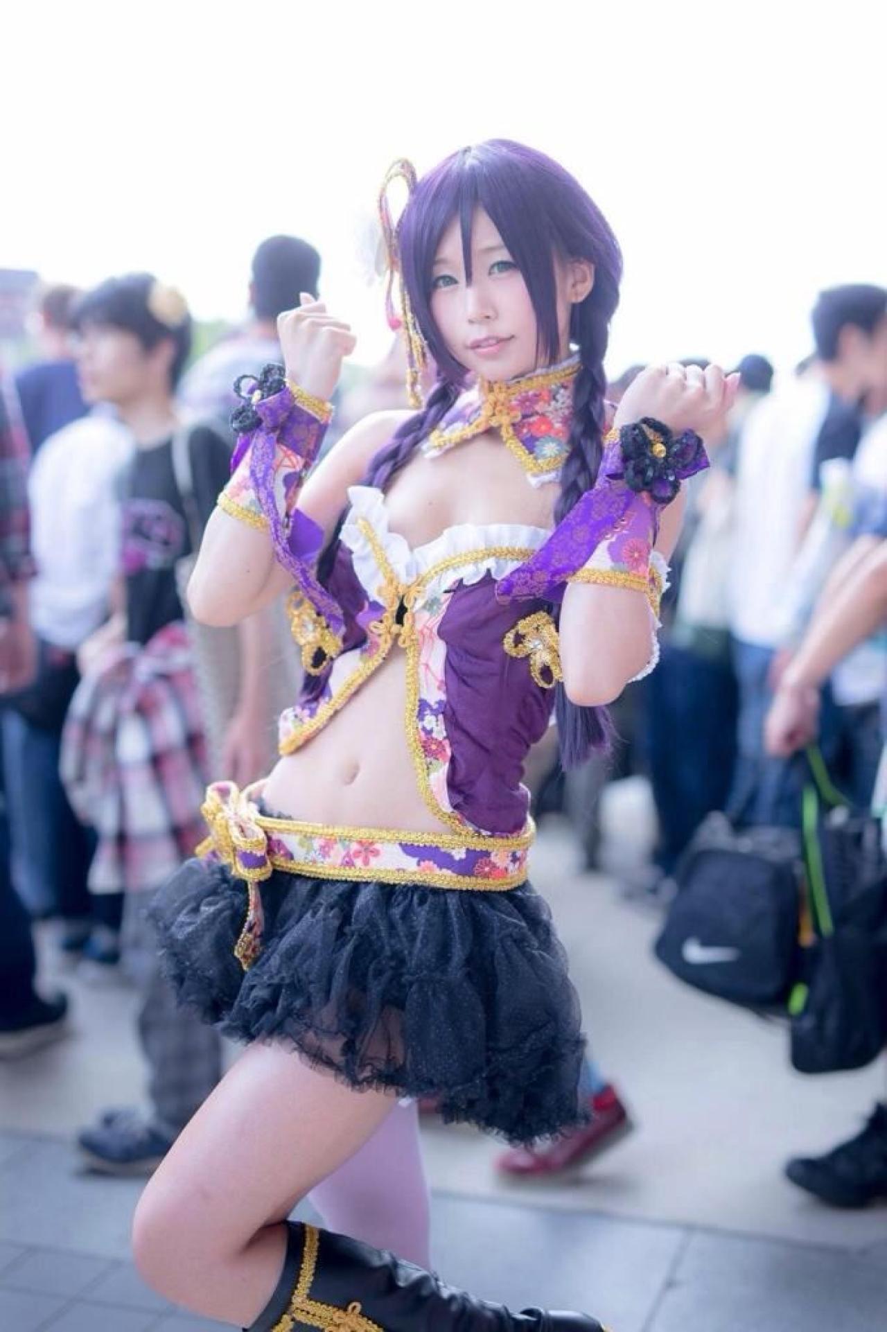 五木あきら扮演东条希双手抬起的姿势