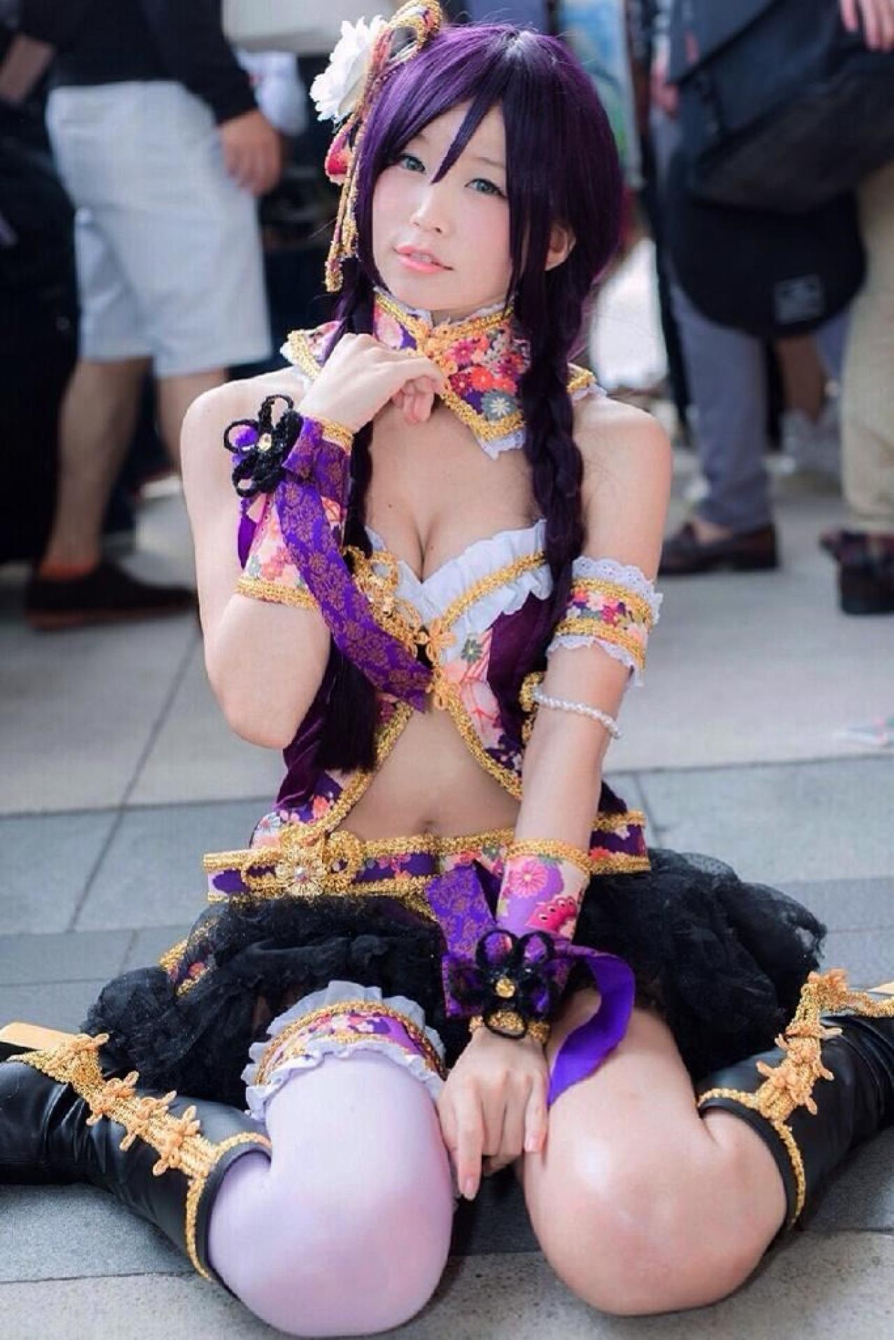 五木あきら扮演东条希跪坐在地上