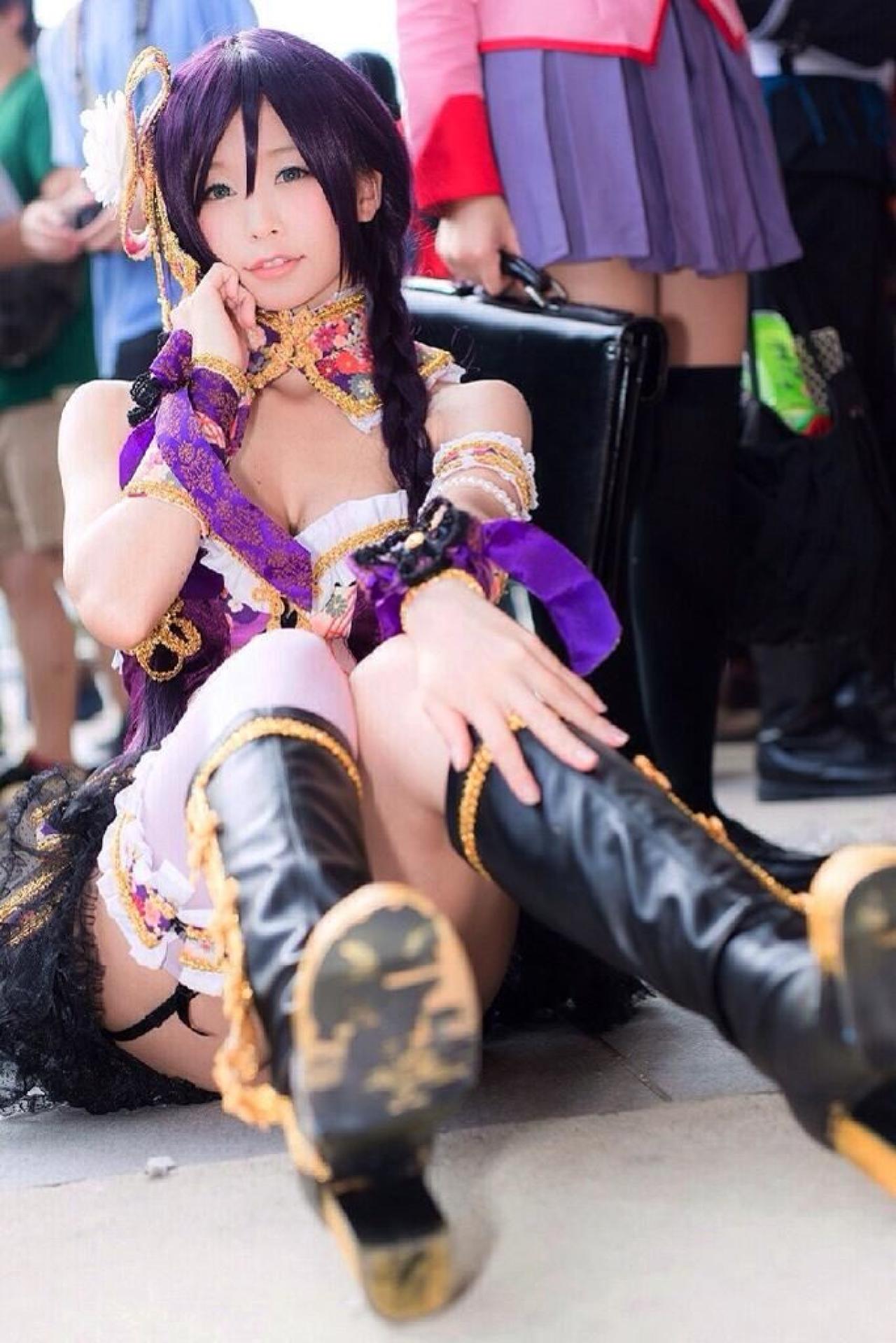 五木あきら扮演东条希坐在地上，轻抚脸庞