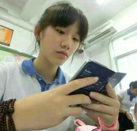 萌妹子打开牛津词典手机壳