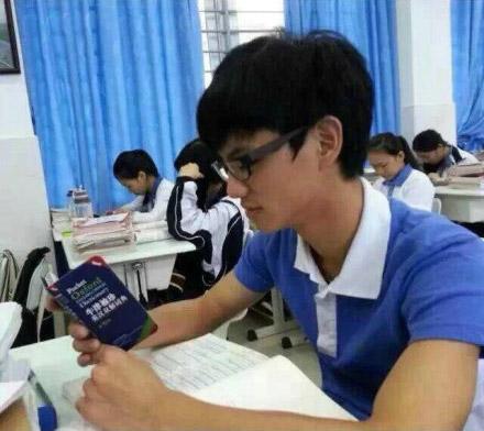 萌汉纸正在看手机，从这个角度看去，似乎是在查单词