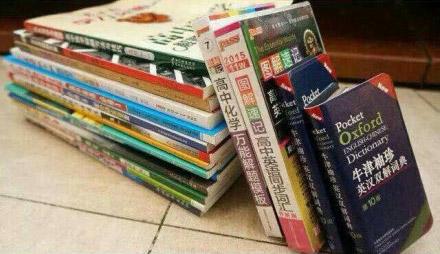 牛津词典手机壳和课本及真正的牛津词典摆在一起