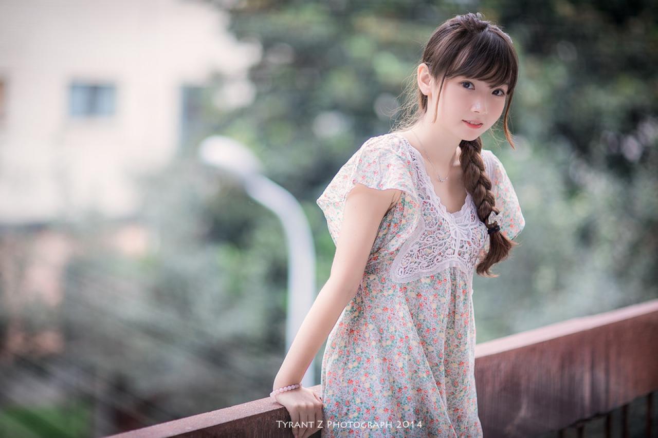 小圆脸雪雪靠在栏杆上