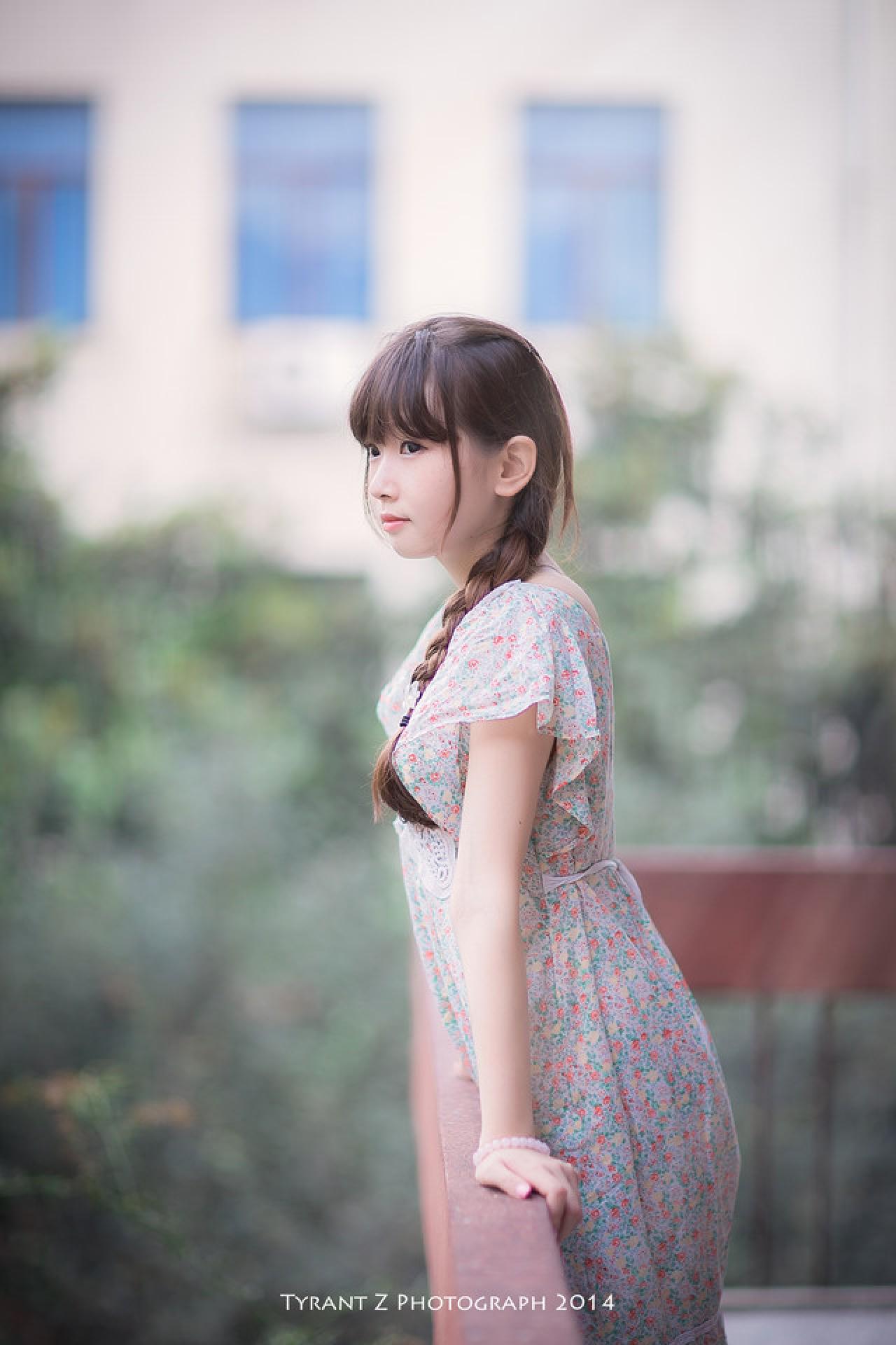 小圆脸雪雪扒在栏杆眺望远处侧面照