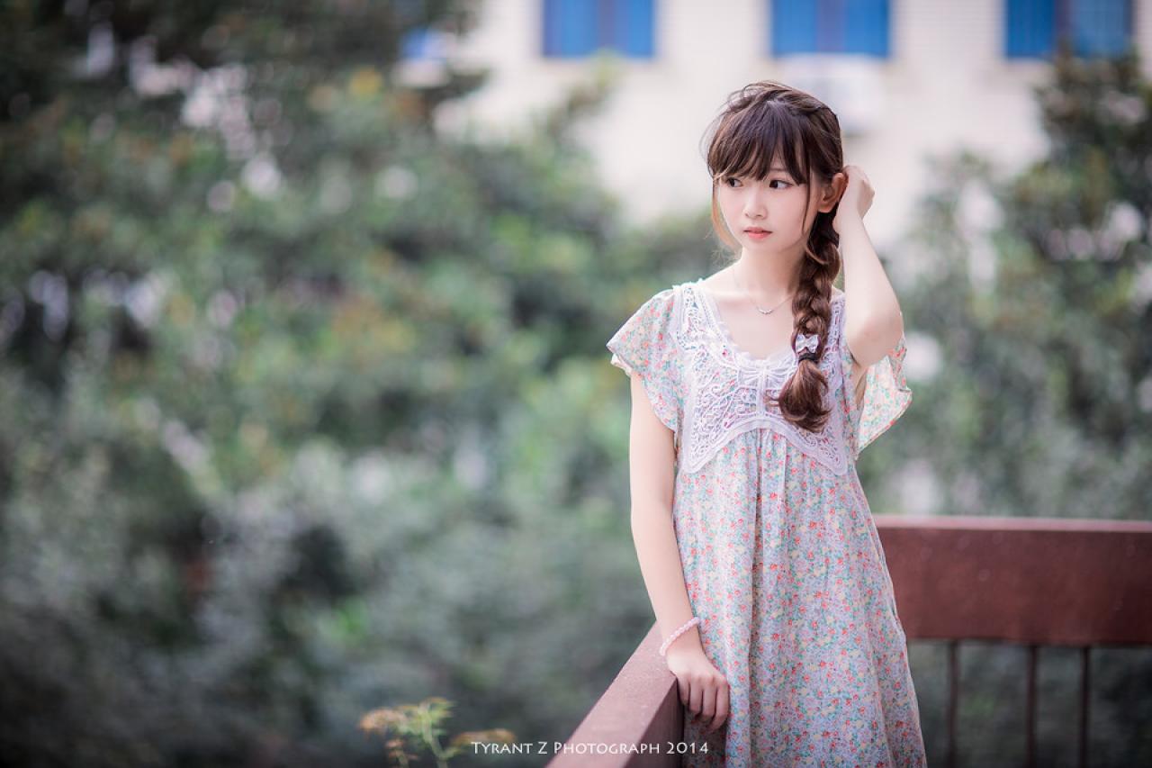 小圆脸雪雪斜靠在栏杆上