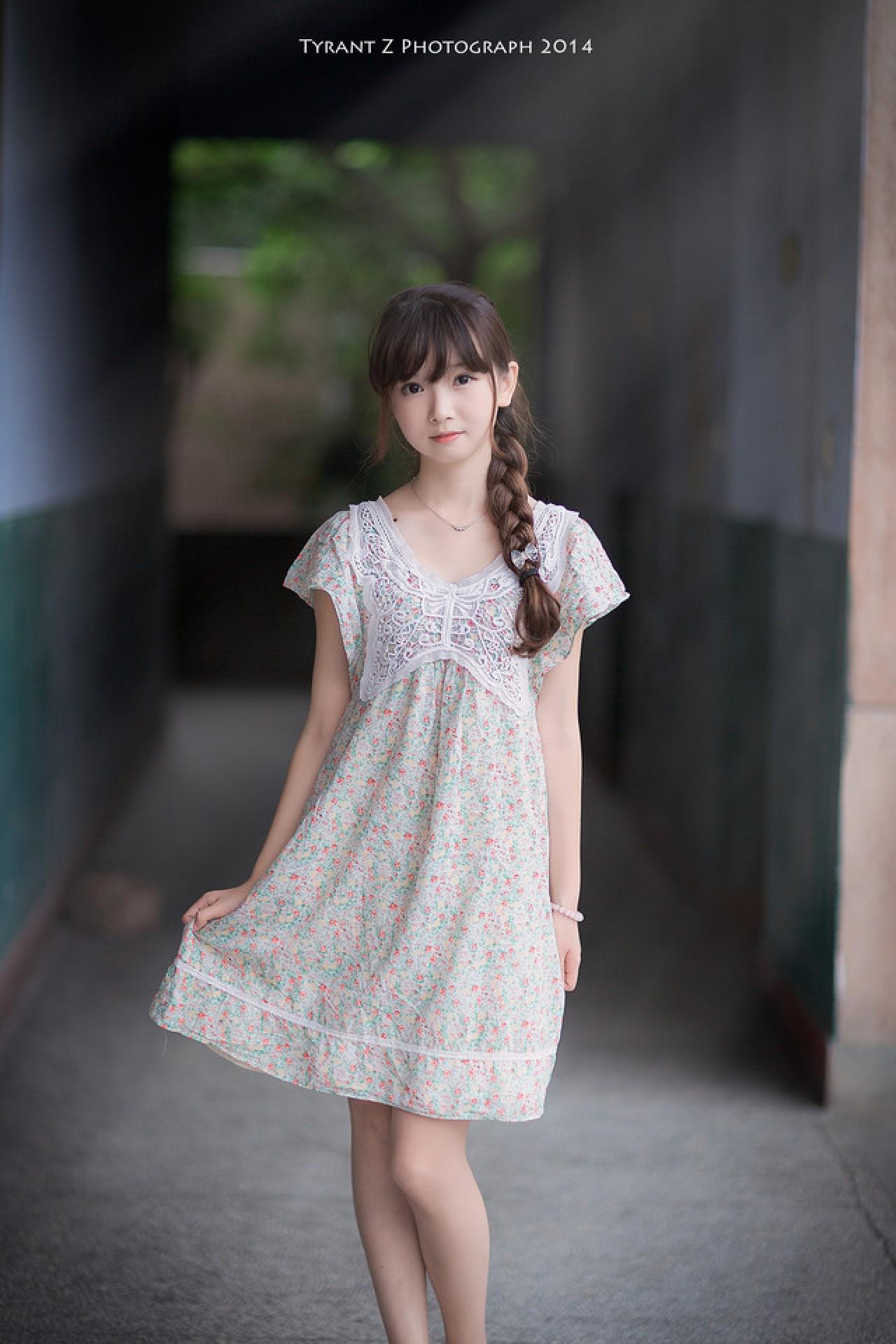 小圆脸雪雪在走廊里拎起裙角