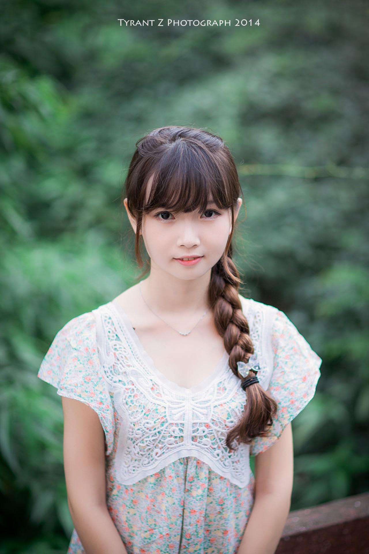 小圆脸雪雪在栏杆旁