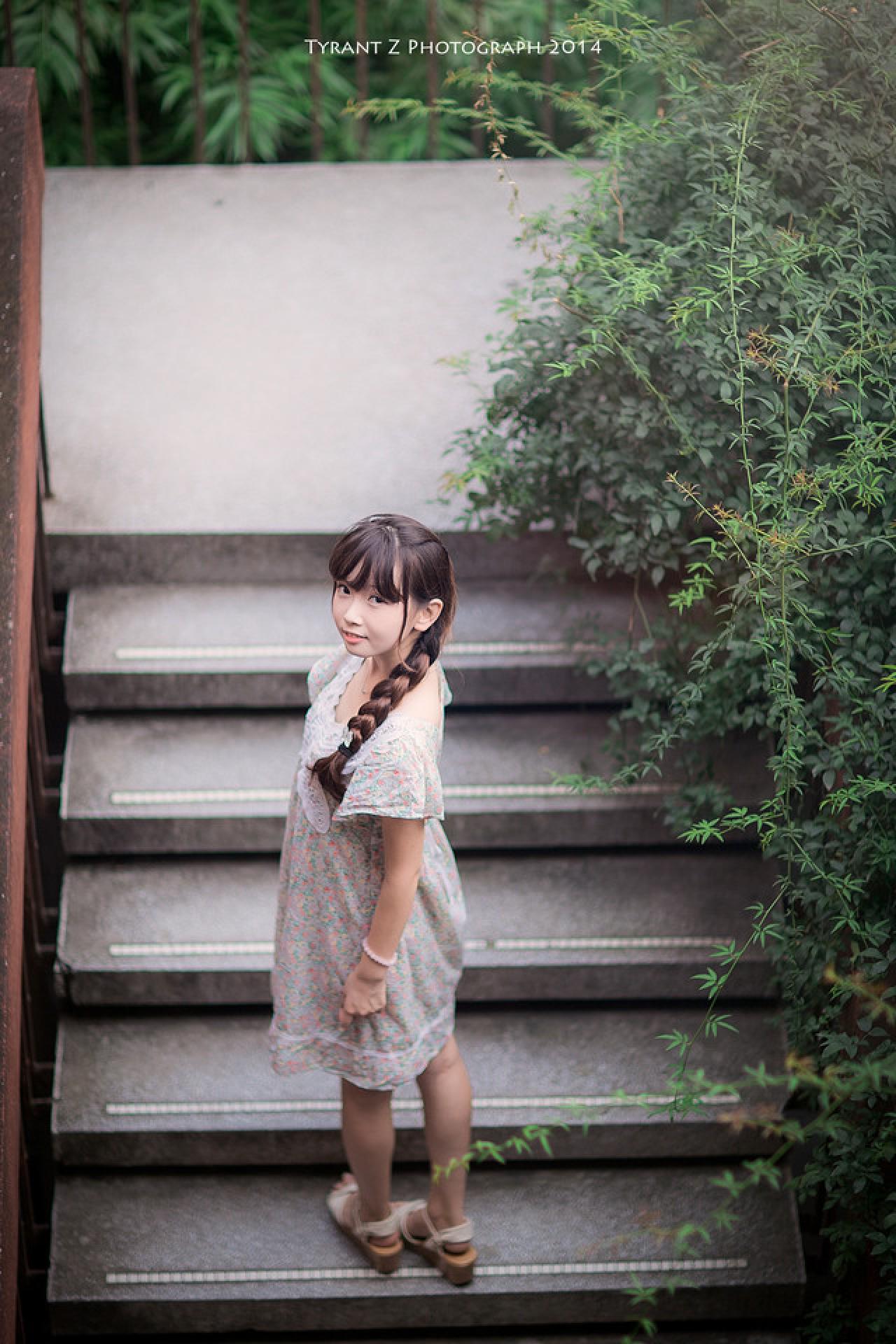 小圆脸雪雪站在台阶上回头看镜头