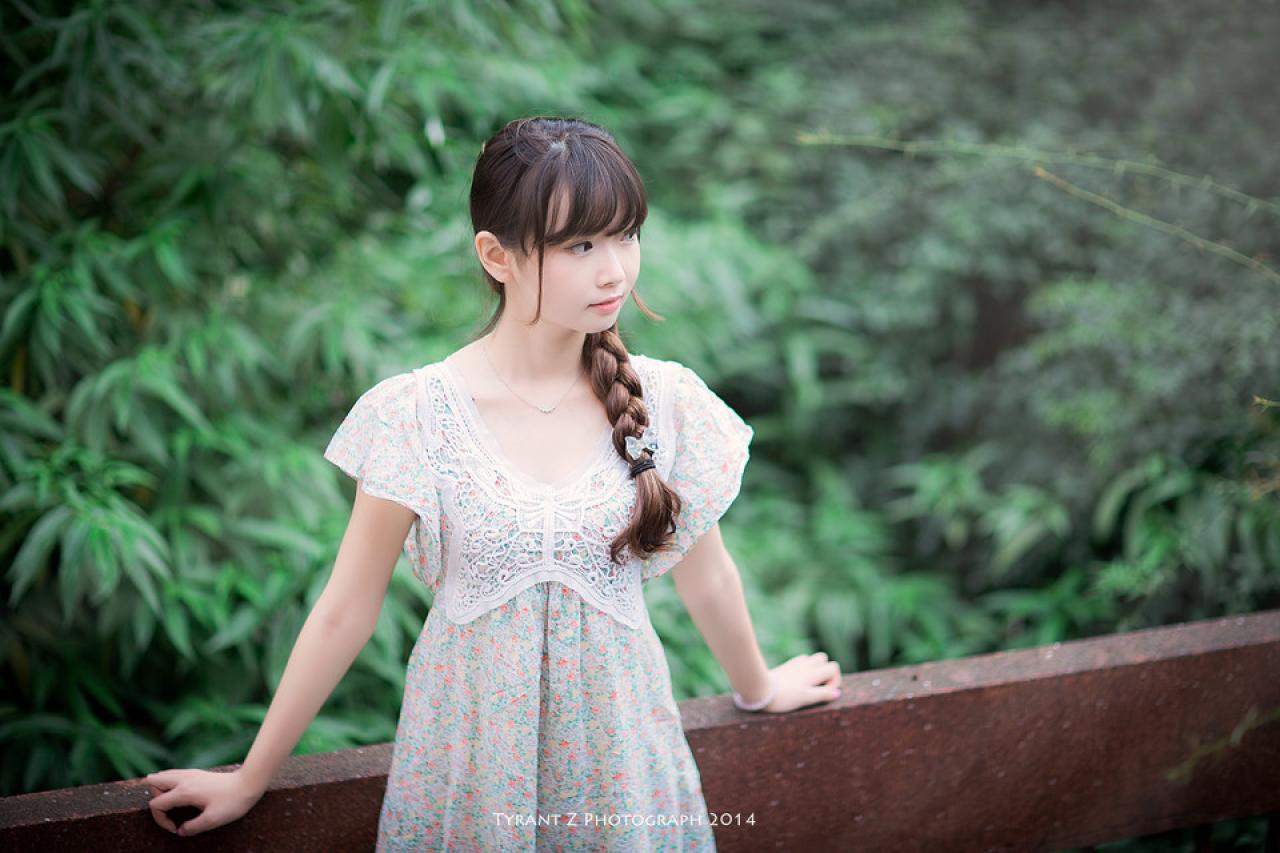 小圆脸雪雪双手撑在栏杆背靠在上面