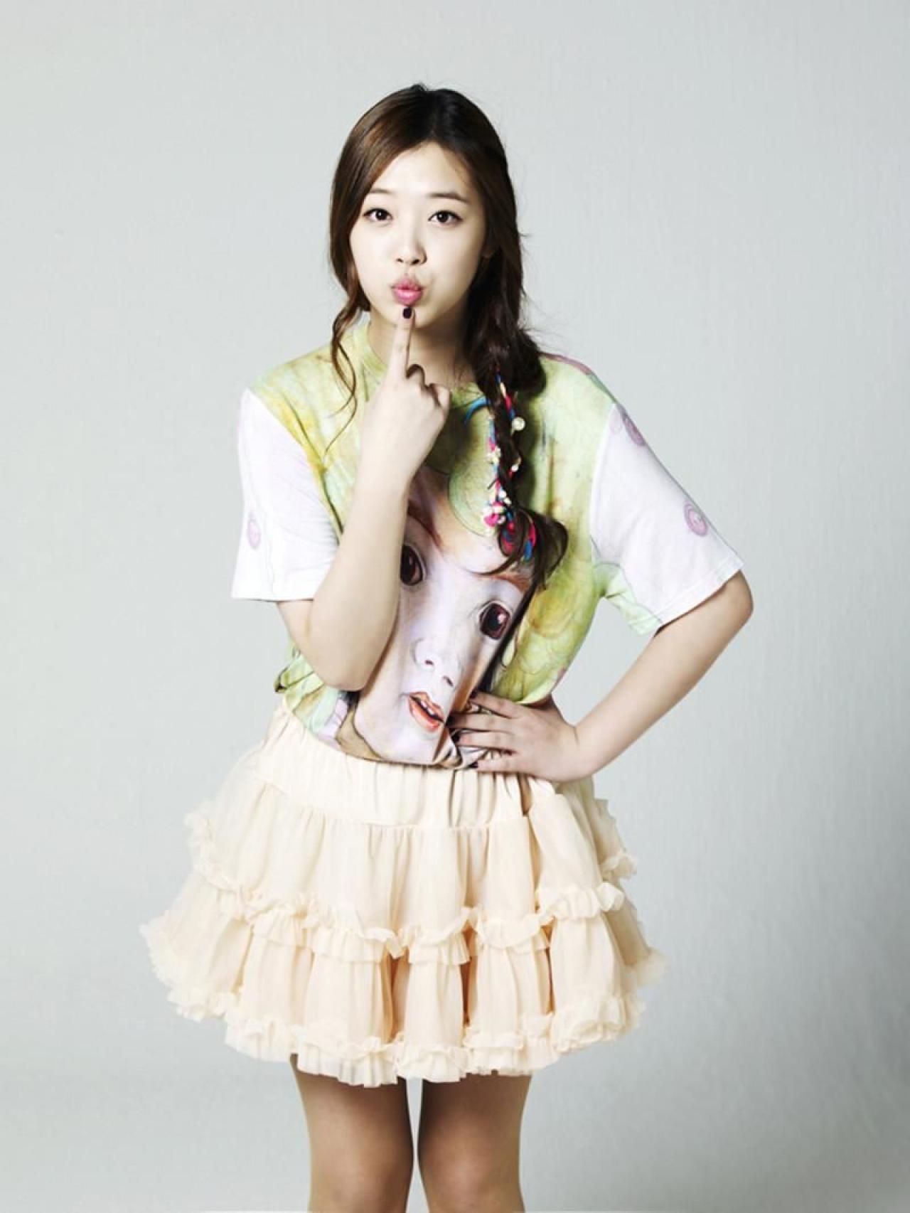 韩国口袋妹妹崔雪莉作嘘手势