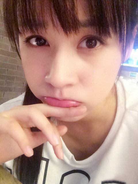 中国口袋妹妹邹杨在咖啡馆撅嘴卖萌