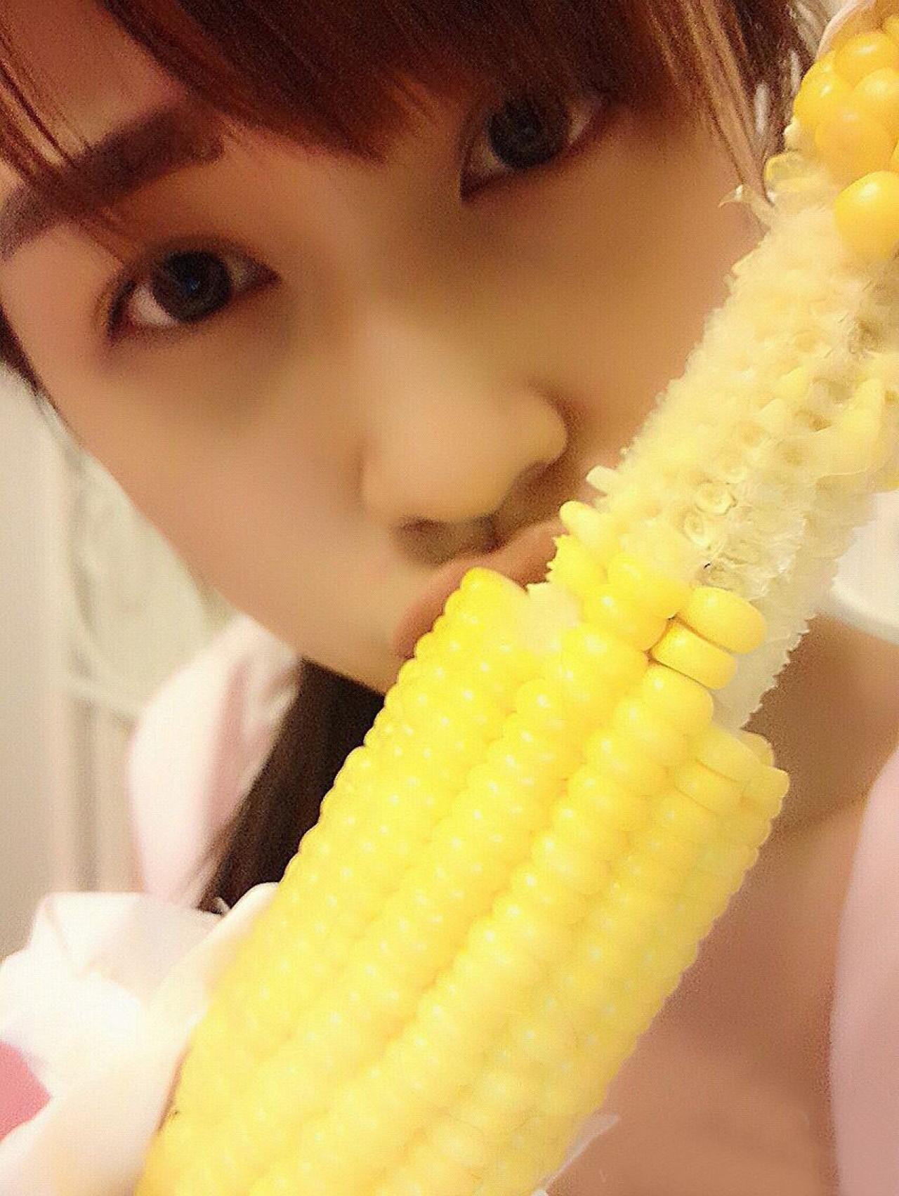 中国口袋妹妹邹杨吃玉米自拍照