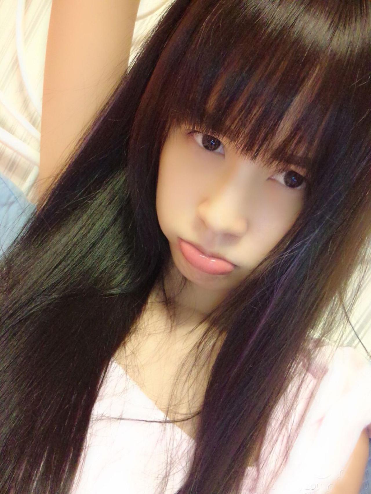 中国口袋妹妹邹杨长发撅嘴卖萌照