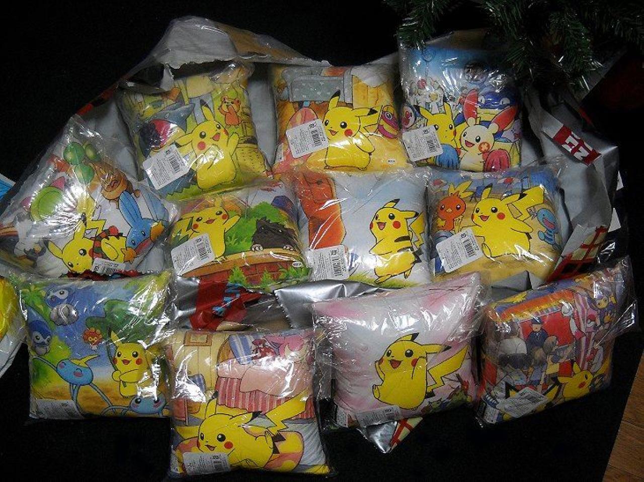 还没有来得及拆开包装的皮卡丘抱枕