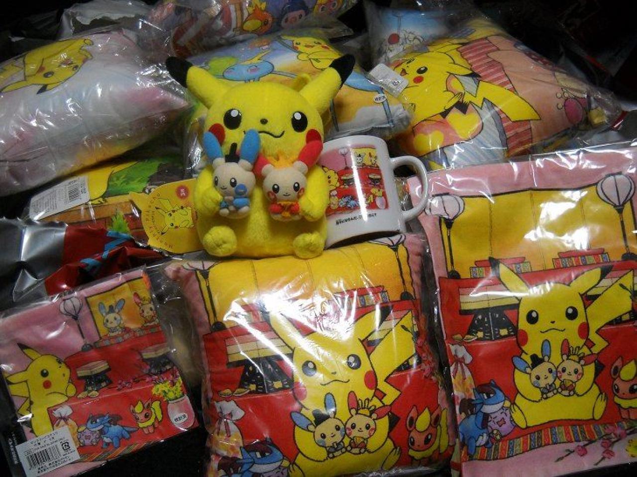 皮卡丘抱着正负电荷的玩偶、马克杯和抱枕