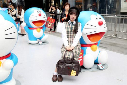 彩虹姐姐拎着包靠在哆啦A梦身上