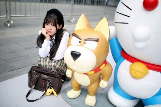 彩虹姐姐蹲在嘟嘴哆啦A梦和小狗旁