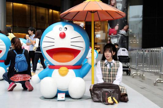 彩虹姐姐坐在哆啦A梦的伞底下正面照