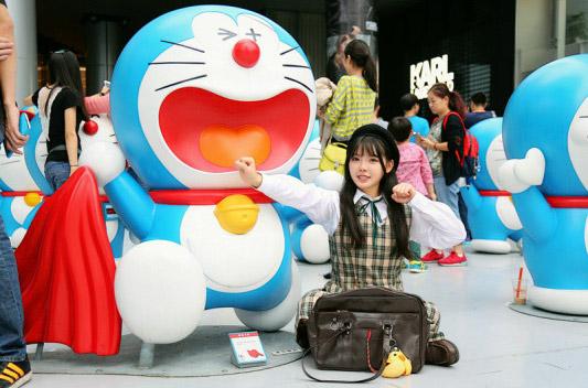 彩虹姐姐盘腿坐在地上作着“前进/挺进”的姿势