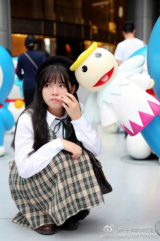 彩虹姐姐嘟嘴和哆啦A梦的手偶在一起