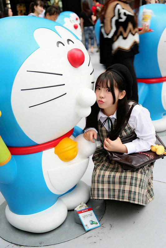 彩虹姐姐与哆啦A梦嘟嘴卖萌