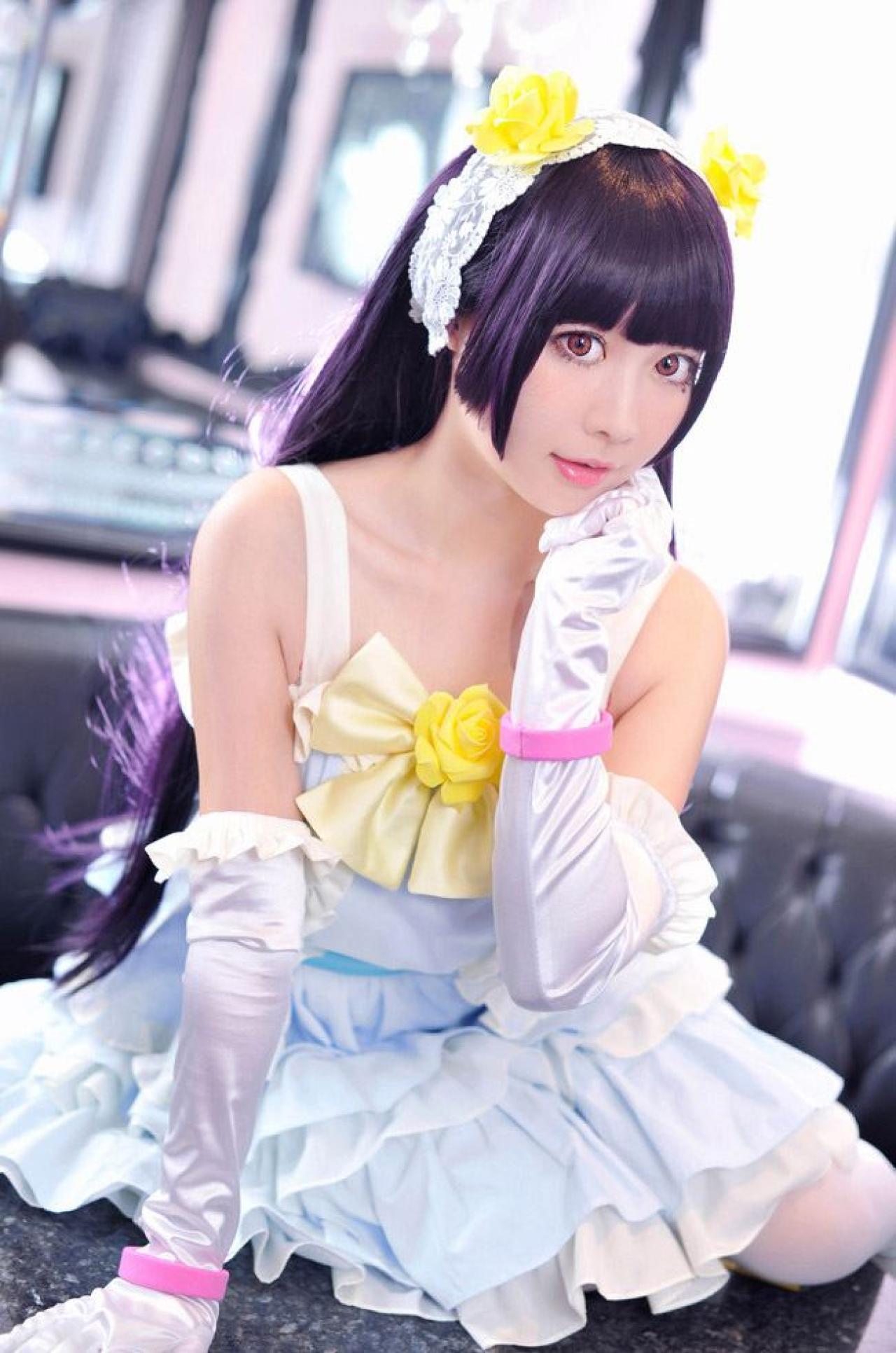 deerM小樱花扮演五更琉璃右手撑在沙发上，左手捧着脸