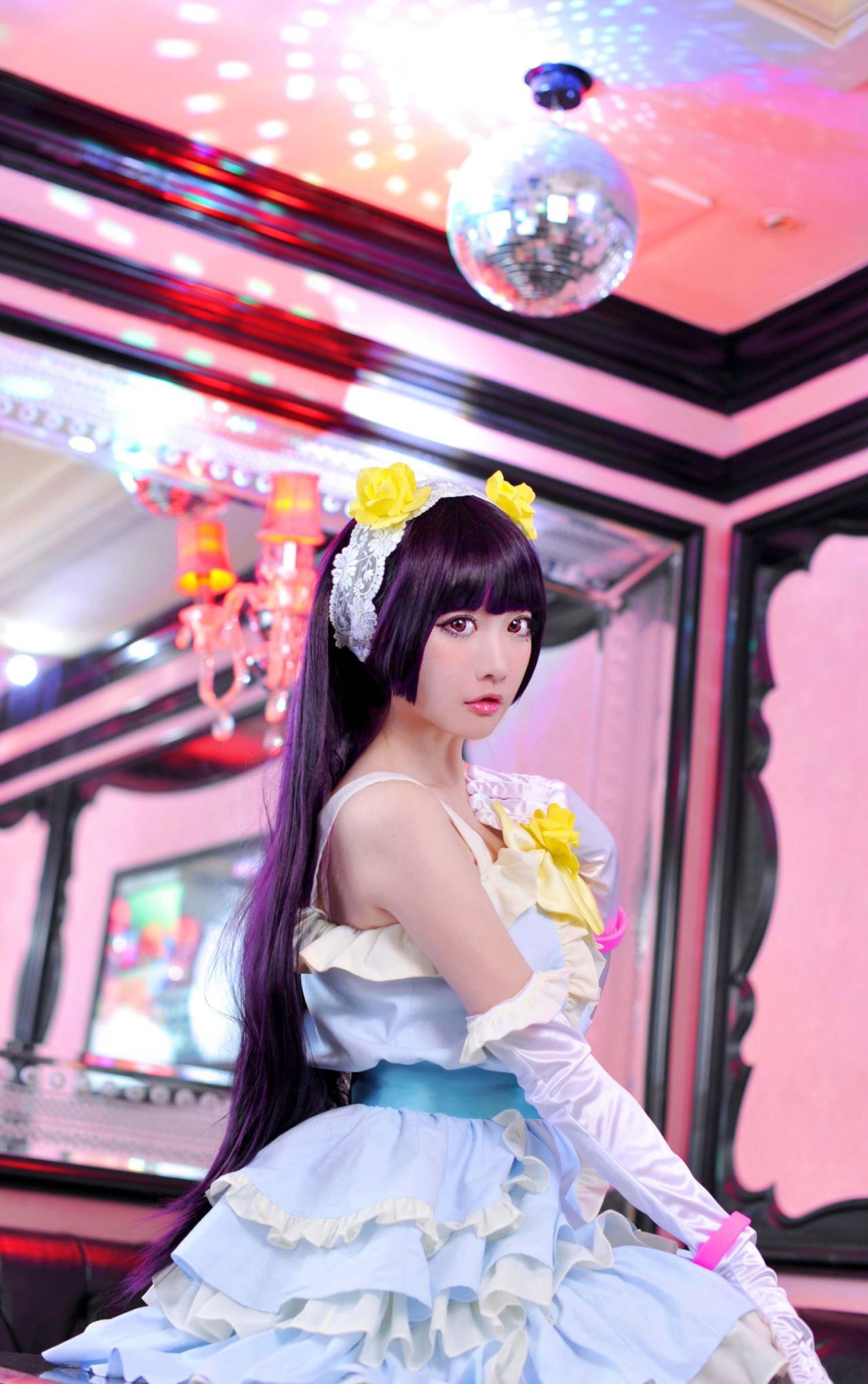 deerM小樱花扮演五更琉璃右手放在膝盖，左手放在胸前侧面照