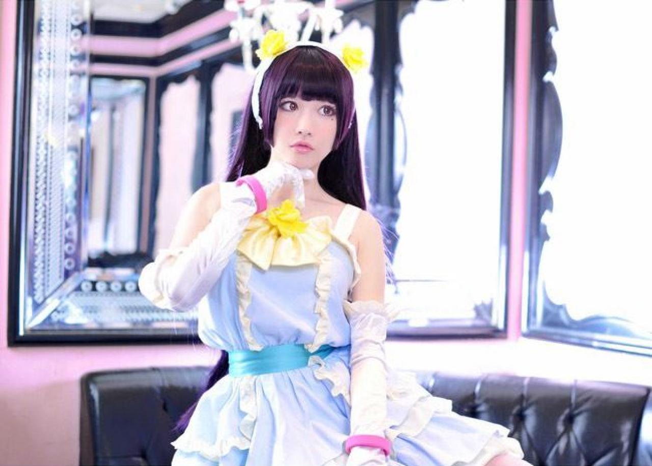 deerM小樱花扮演五更琉璃右手扶着下巴，左手放在膝盖上