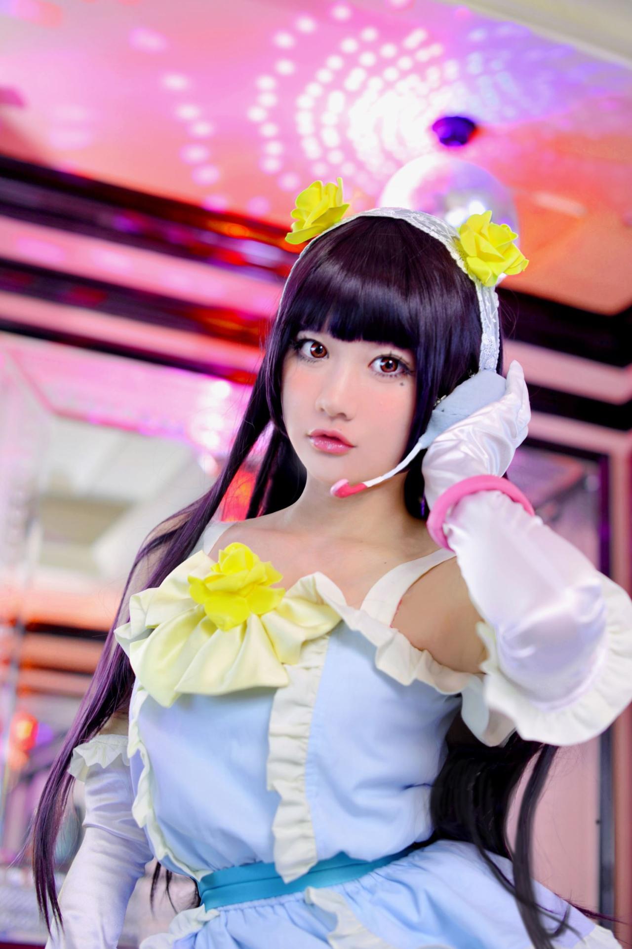 deerM小樱花扮演五更琉璃左手扶着耳机