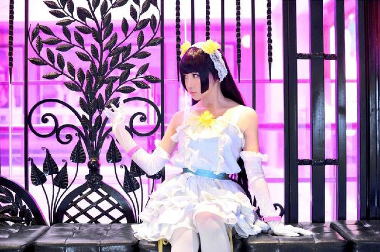 deerM小樱花扮演五更琉璃坐在黑色花纹布景前