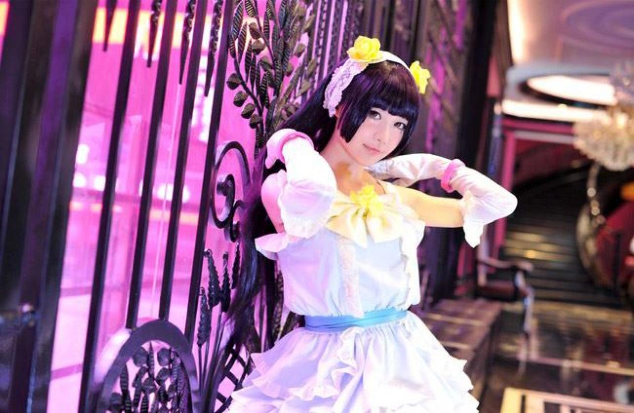 deerM小樱花扮演五更琉璃双手轻捋头发