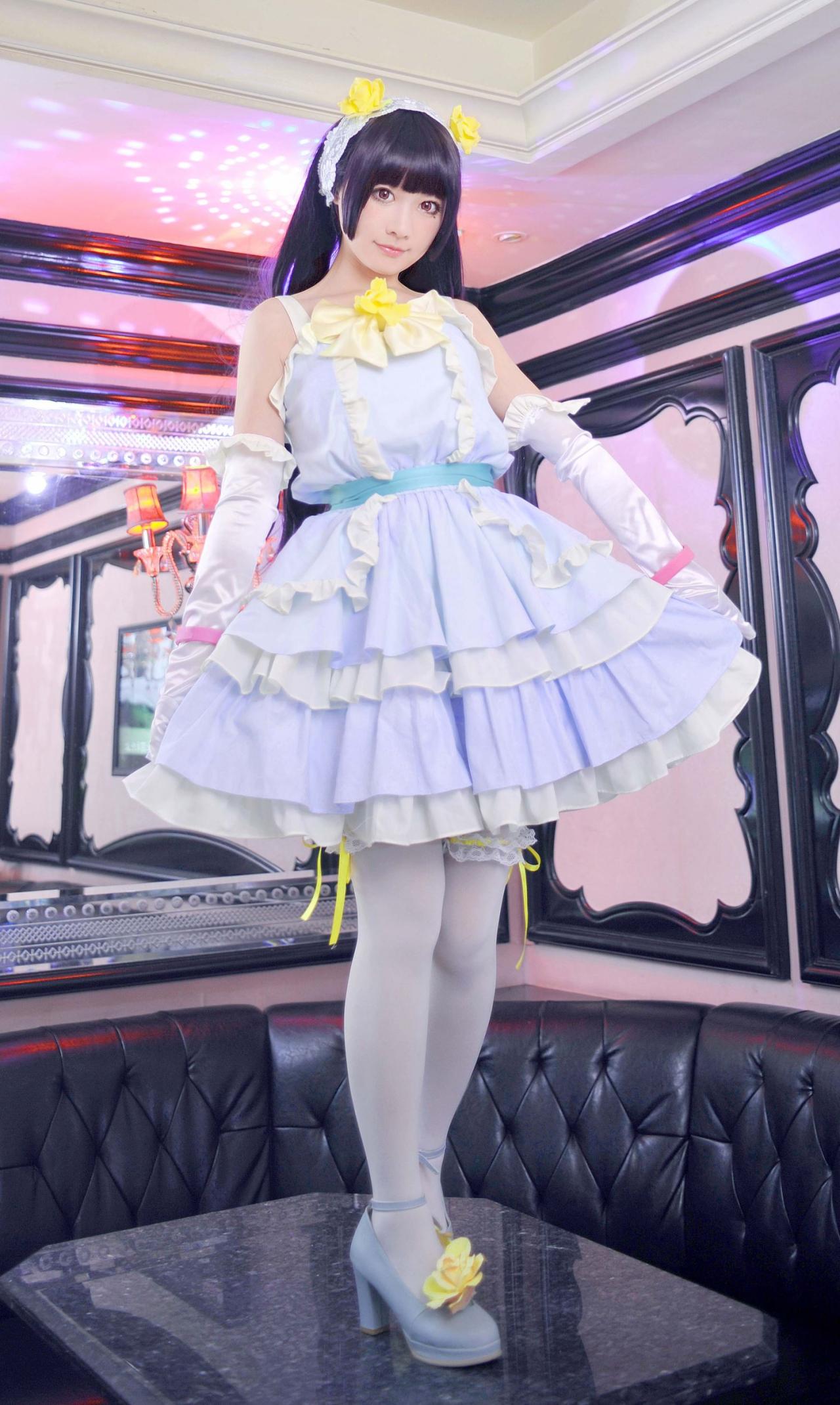 deerM小樱花扮演五更琉璃双手拎起裙角