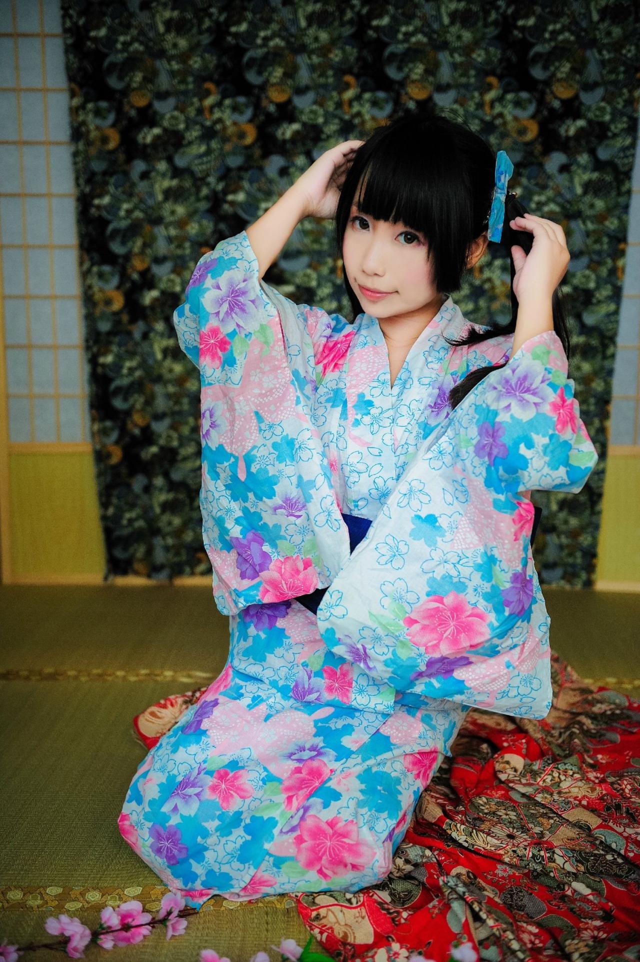 七喵穿着浴衣双手捏着马尾