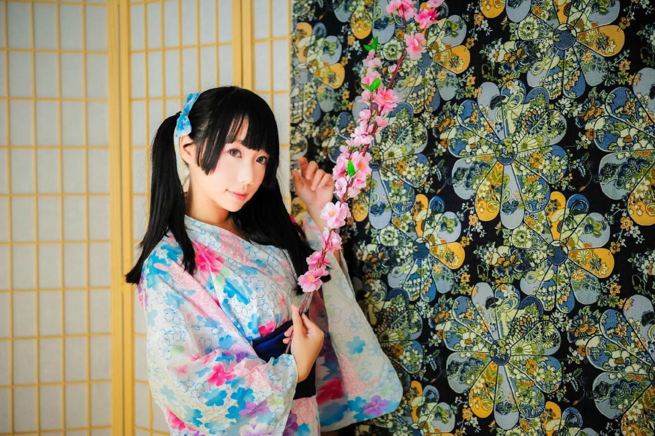 七喵穿着浴衣右手拿着花束，左手扣墙的姿势