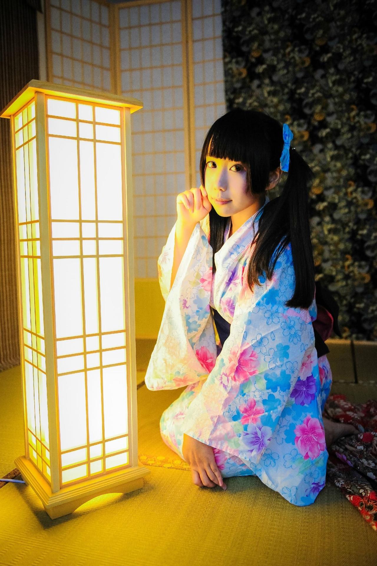 七喵穿着浴衣跪坐在亮着的灯箱前