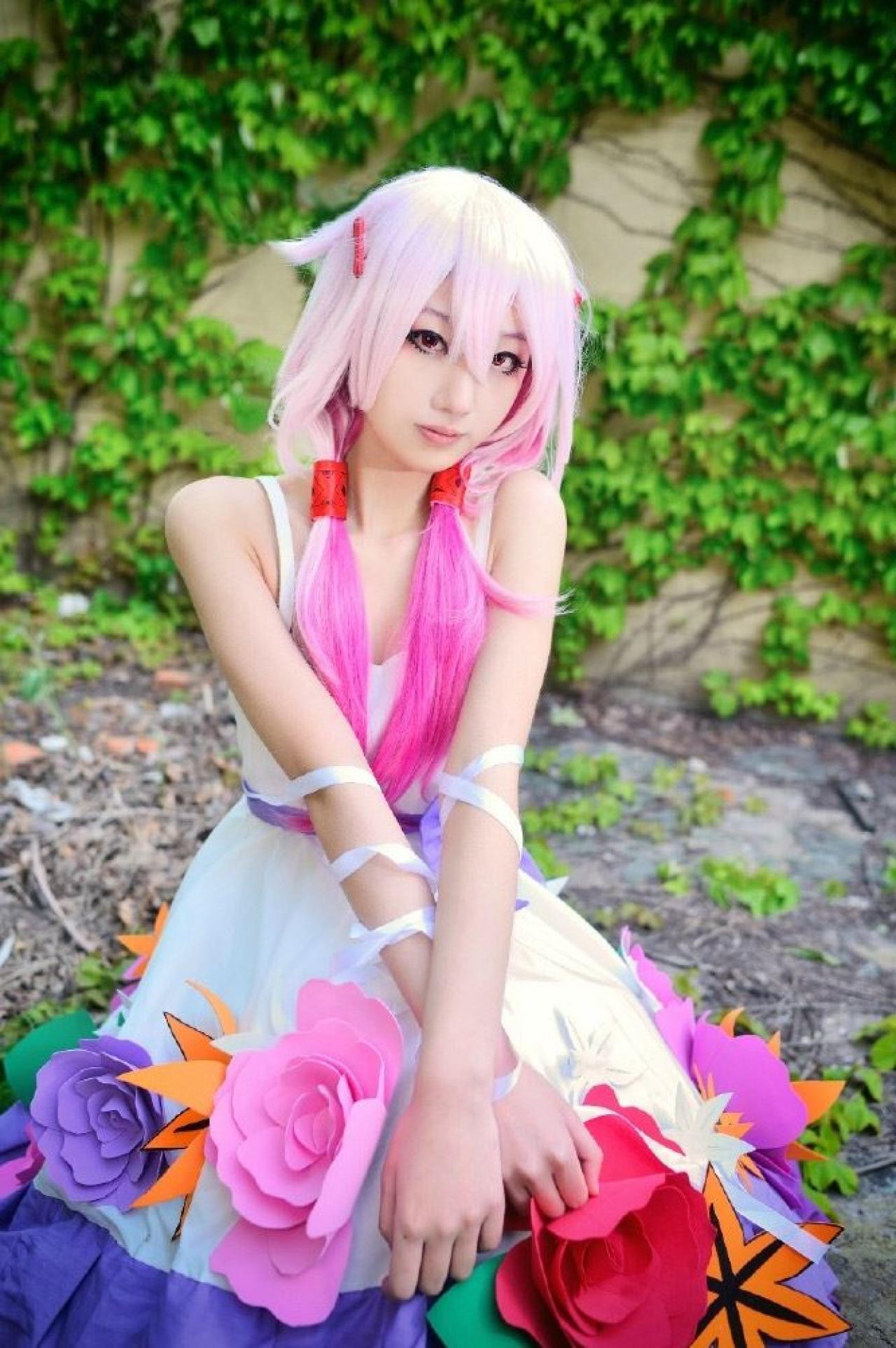 小优扮演楪祈坐在地上，布景是爬山虎