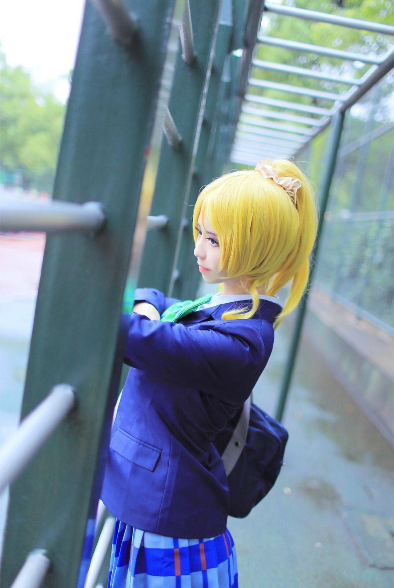 赤澤Aki扮演绚濑绘里扒在运动器材上