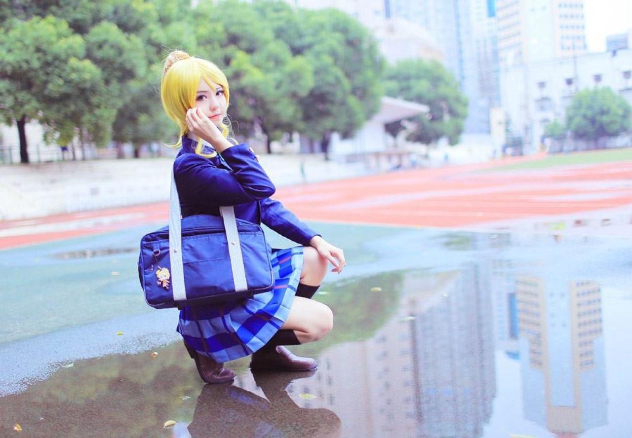 赤澤Aki扮演绚濑绘里蹲在操场的侧面