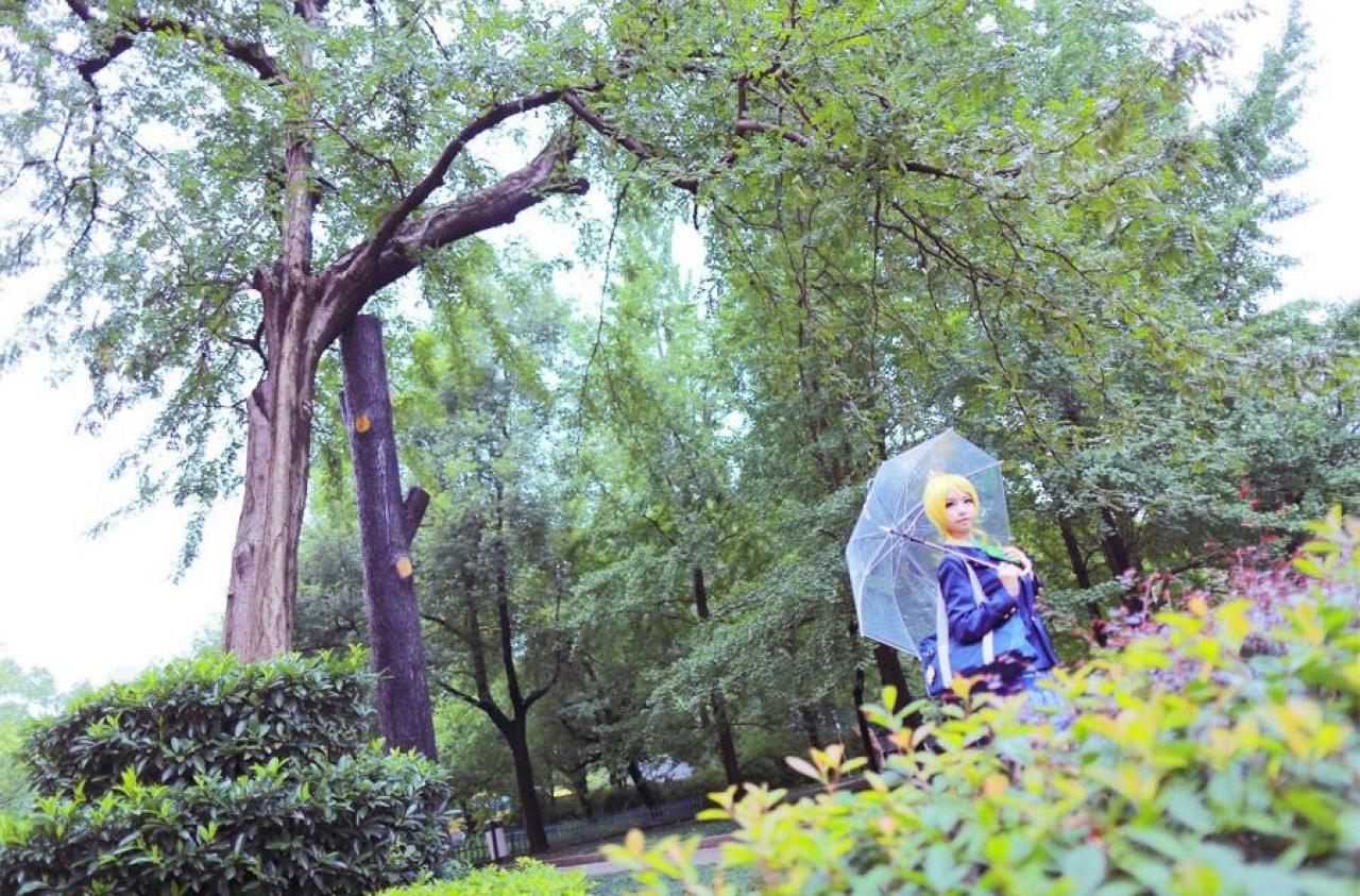 从花丛中看去赤澤Aki扮演绚濑绘回眸的样子