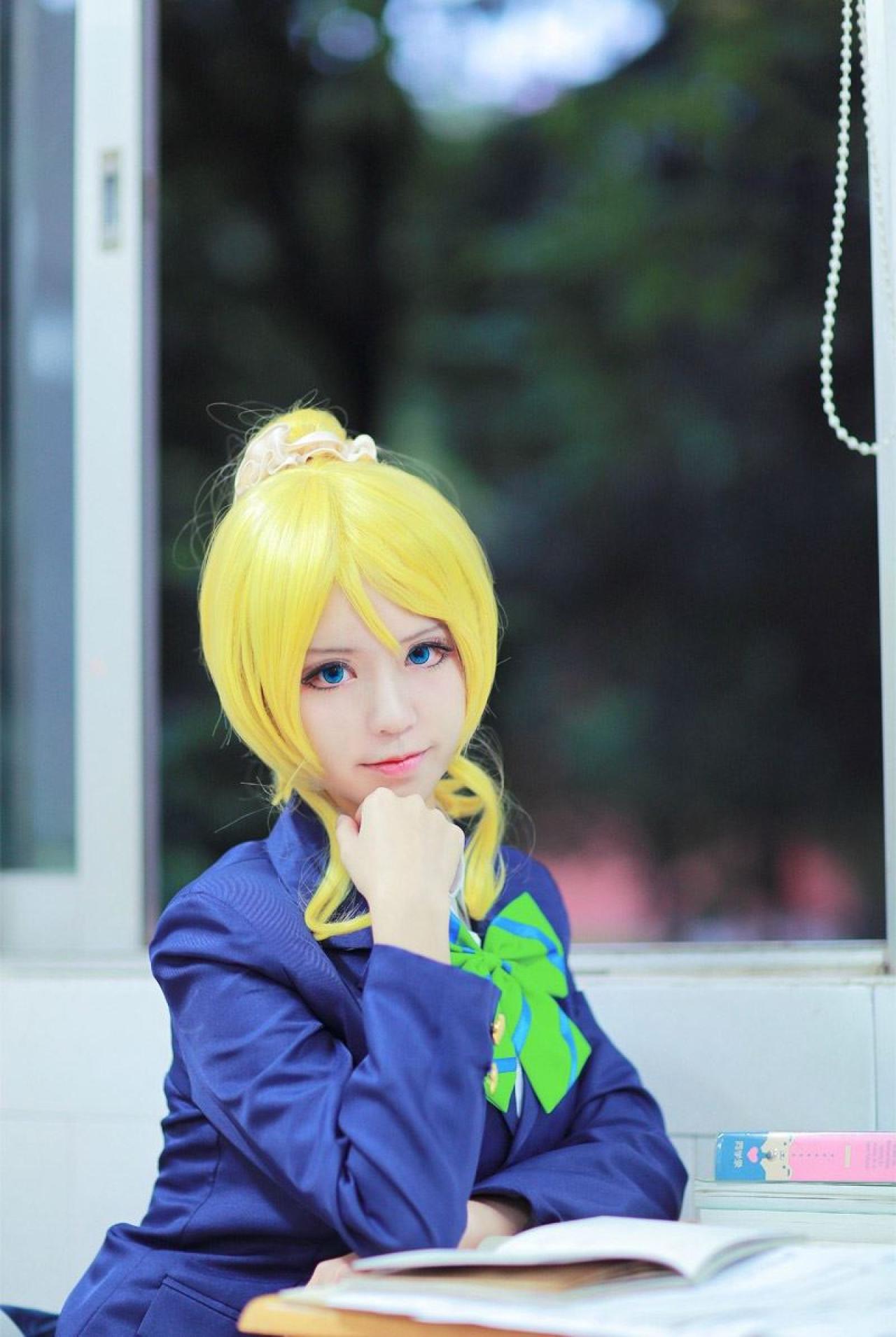 赤澤Aki扮演绚濑绘右手撑着下巴