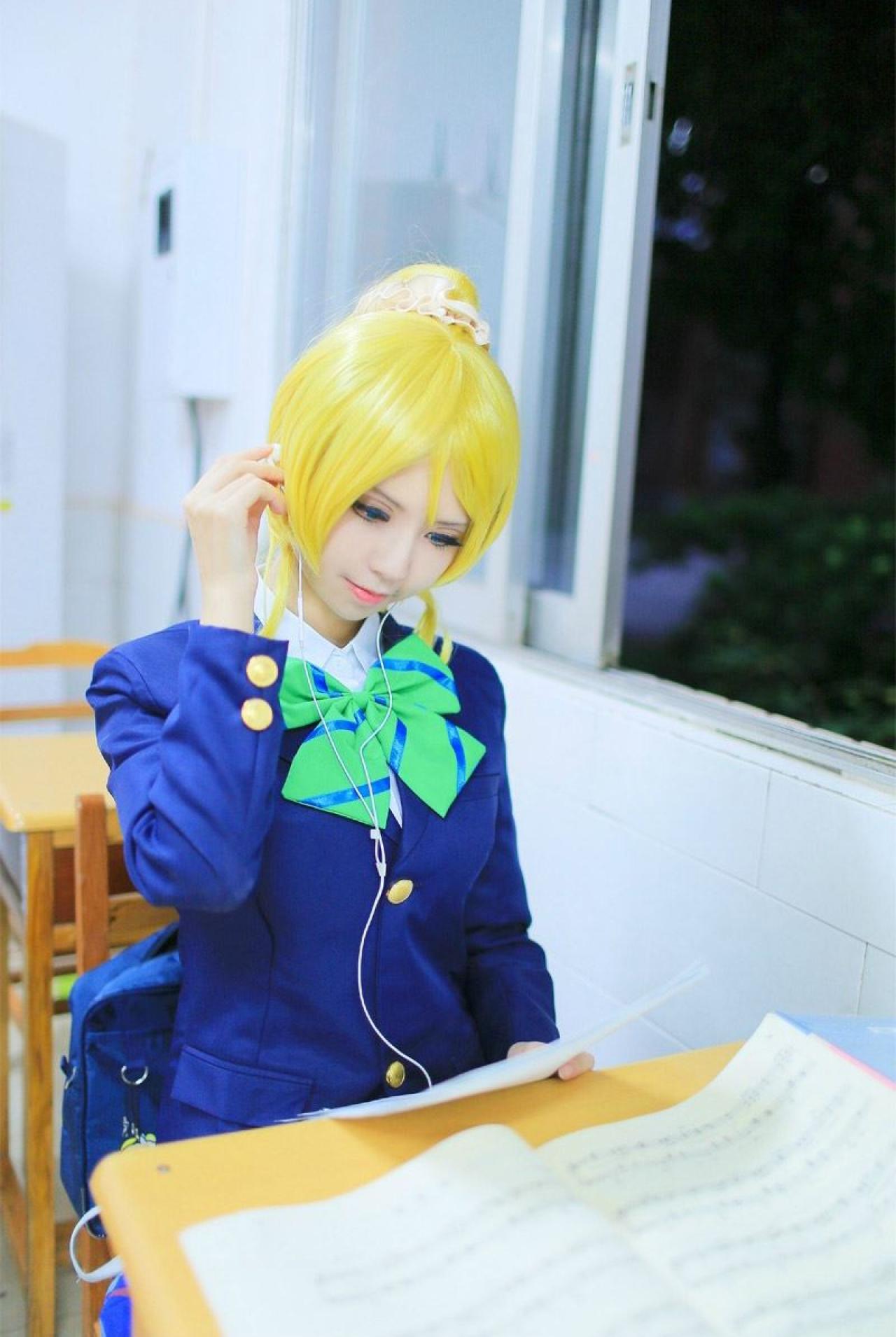 赤澤Aki扮演绚濑绘一边看着五线谱，一边戴上耳机