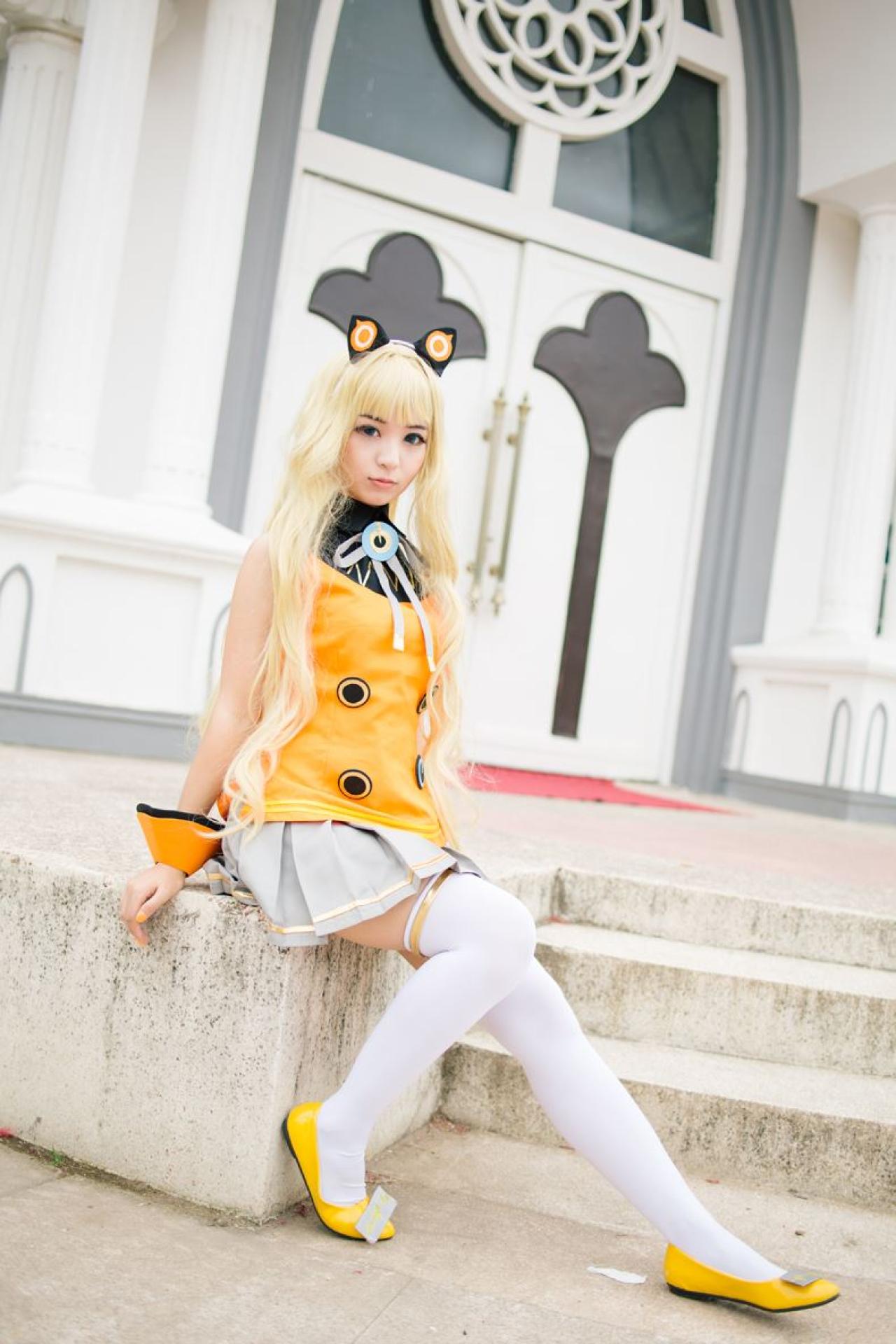 寻寻王扮演SeeU坐在台阶旁的石台上