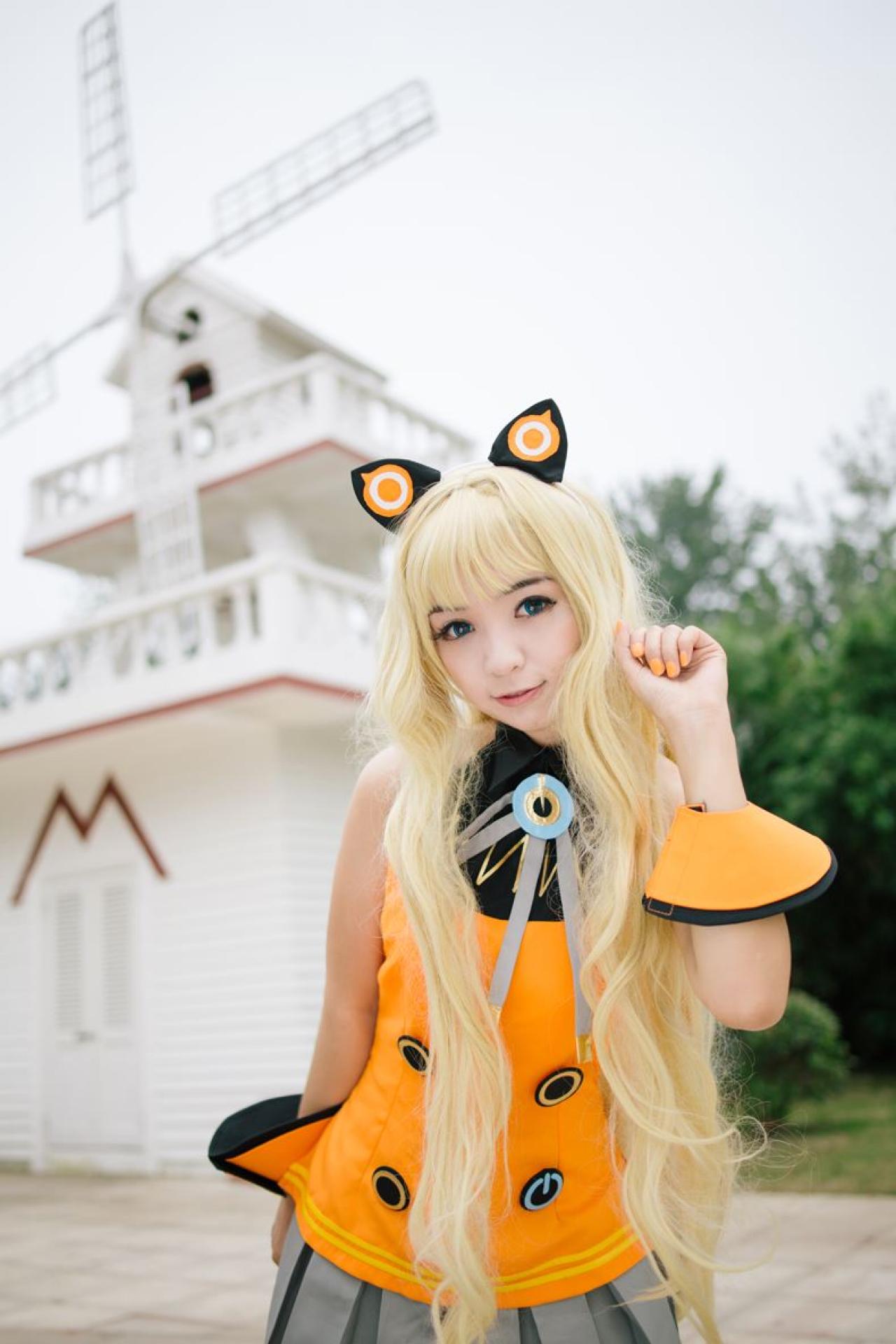 寻寻王扮演SeeU半握拳卖萌