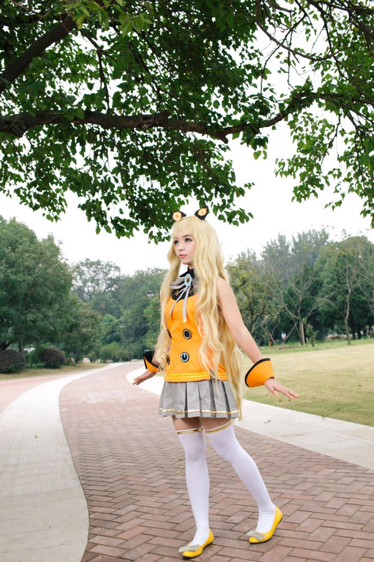 寻寻王扮演SeeU双臂微伸展，在树枝下的小径上